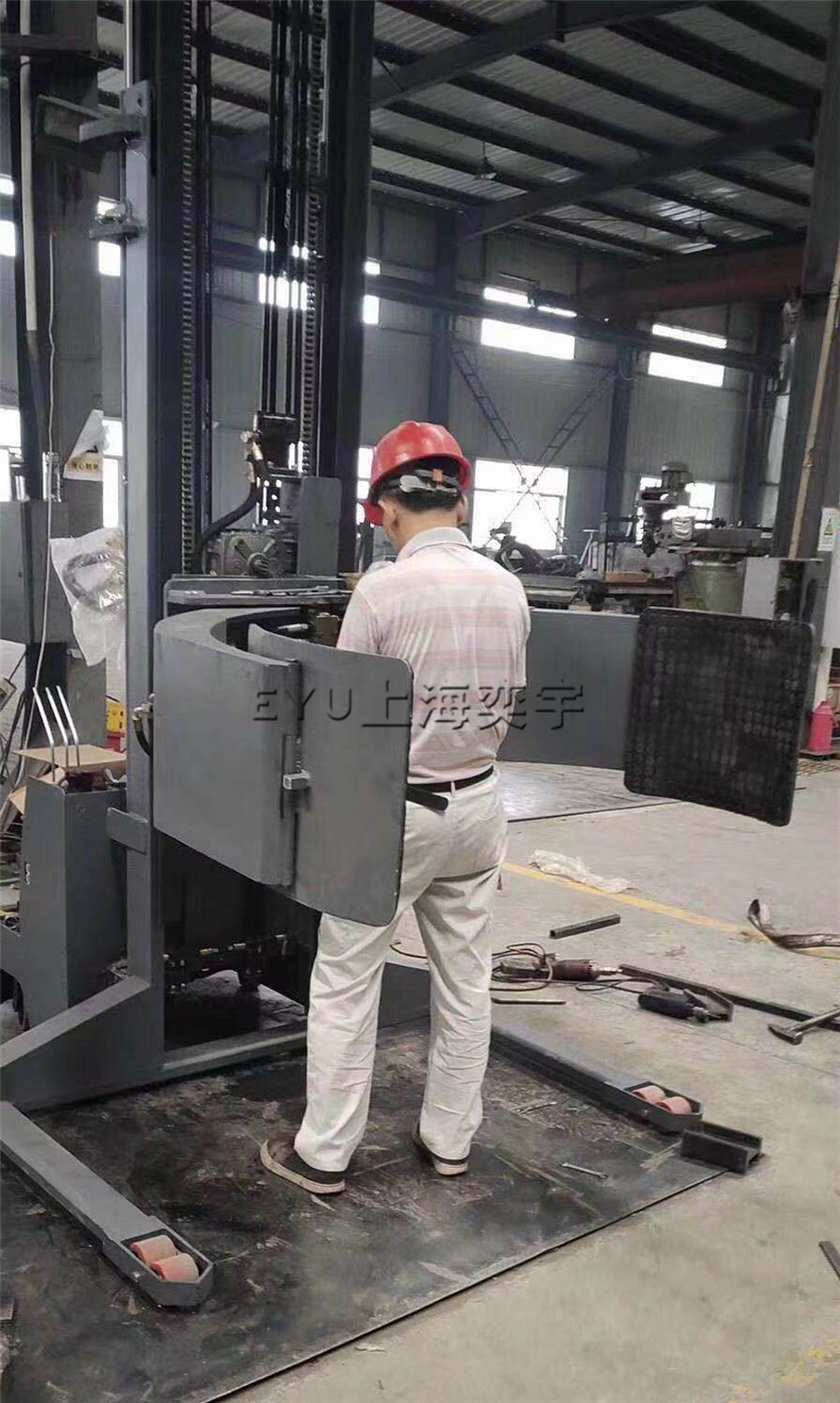 電動(dòng)翻轉(zhuǎn)夾抱叉車